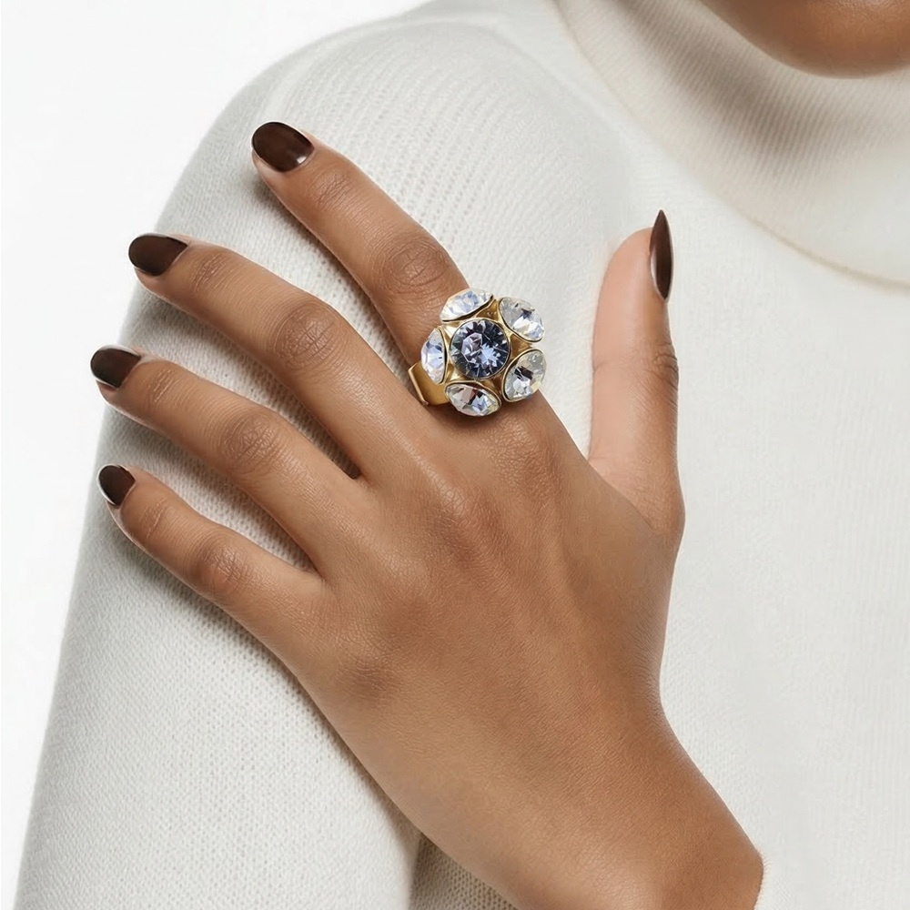 Hand crafted ring 6 8mm crystals in Flower‎